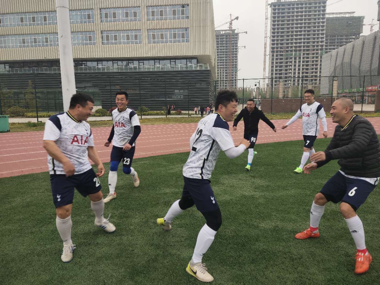 华沙冠军杯比赛即将开打，球队备战纷纷