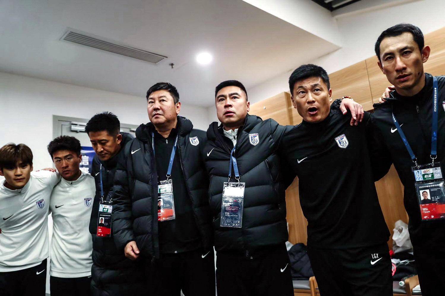 AG真人官方入口-球员们排兵布阵，备战下一场比赛，胜算几何？的简单介绍