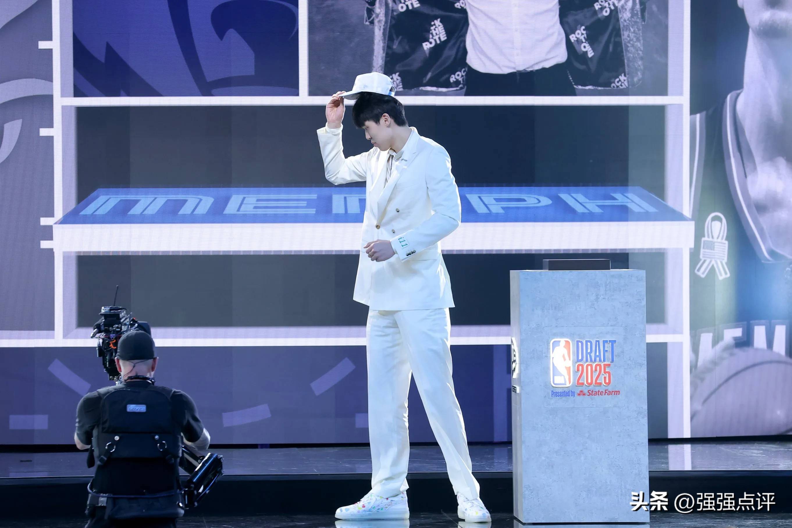 NBA选秀大会盛大开幕,青年球员展现实力抢眼 NBA选秀大会盛大开幕,青年球员展现实力抢眼