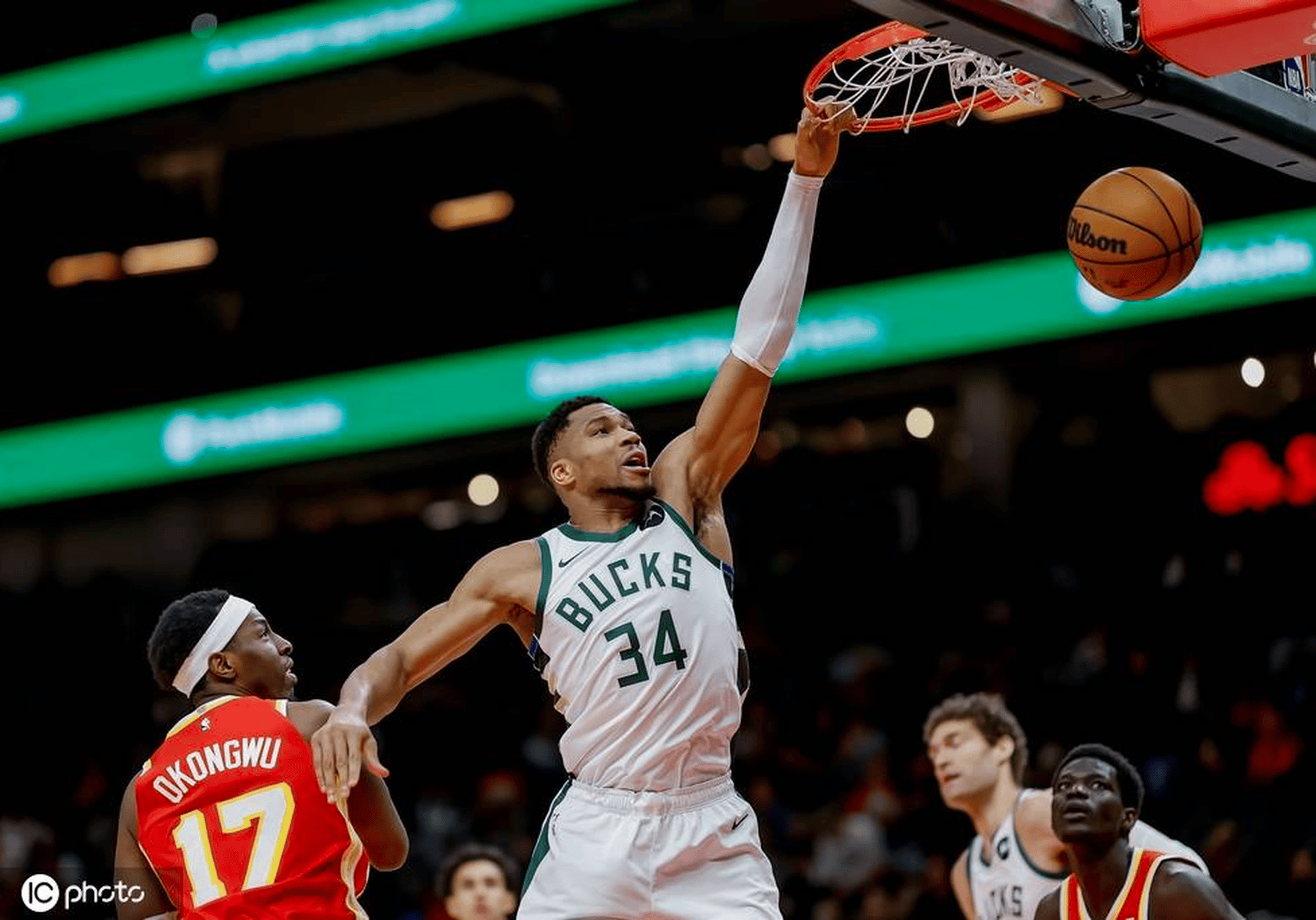 雄鹿主场轻取活塞，字母哥25分11板8助攻