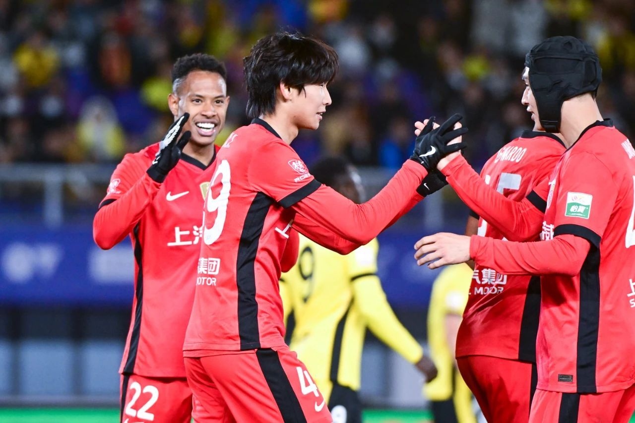 包含上港客场逆转，取得关键胜利的词条